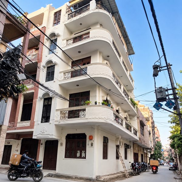 50 Gaj, Building on Dayalsar Road